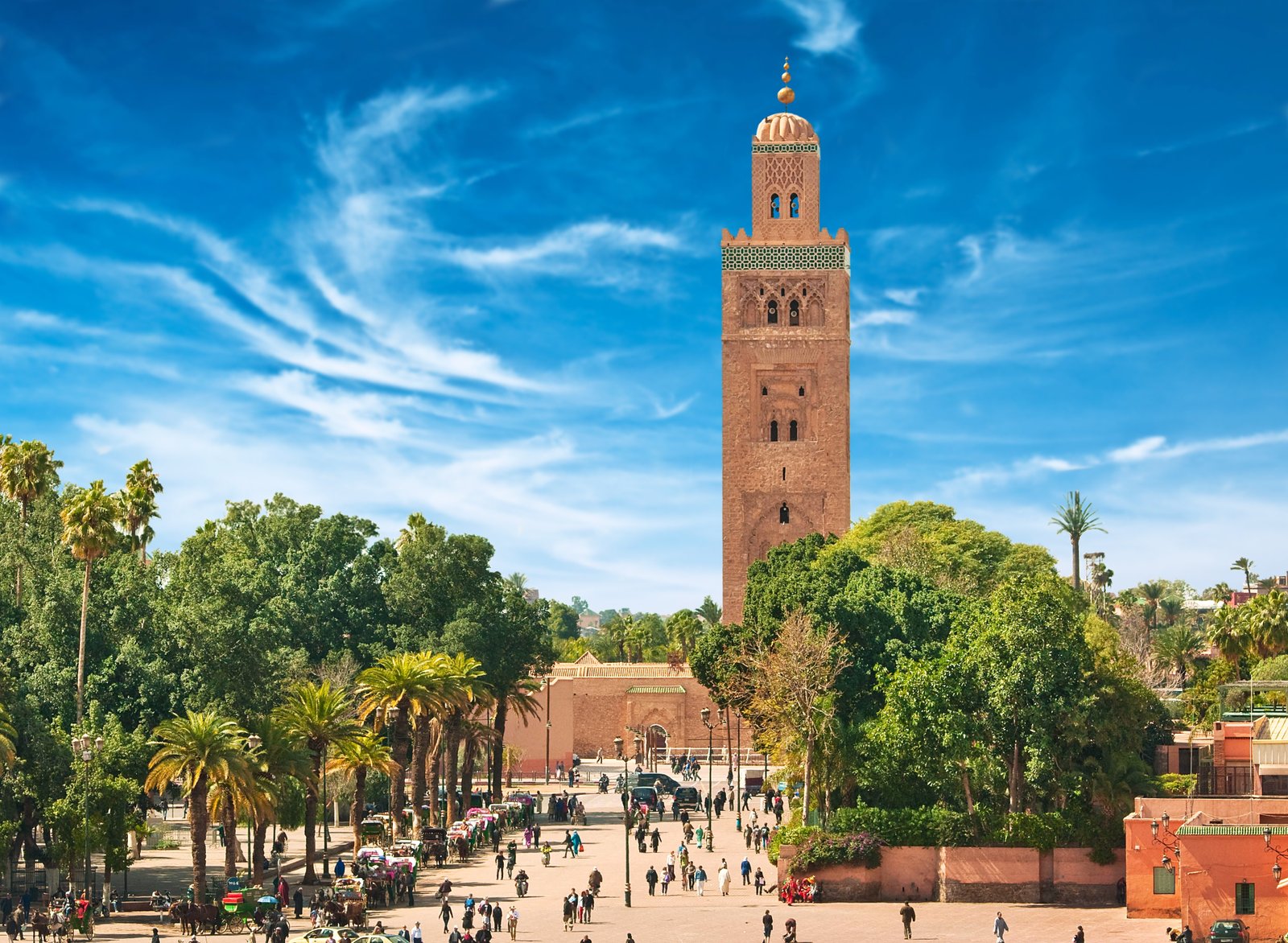 Koutoubia Mosque and historic minaret surrounded by palm trees in Marrakech, Morocco — featured by Morocco Guided Tours.
